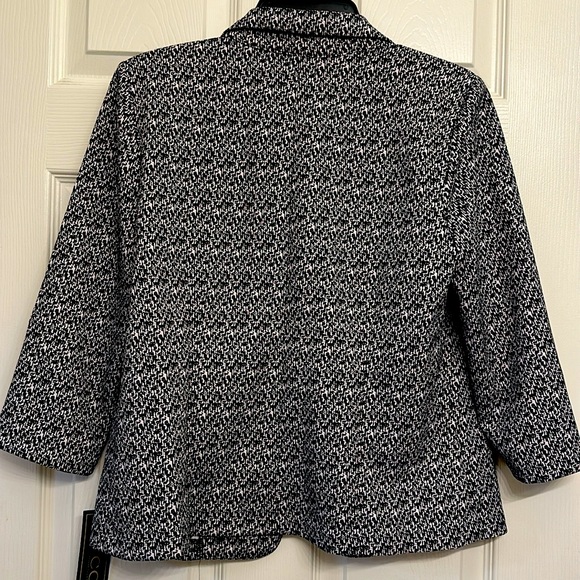 NWT Stretchy women’s collared blazer B/W sz M no-iron, great for travel! - Picture 5 of 5